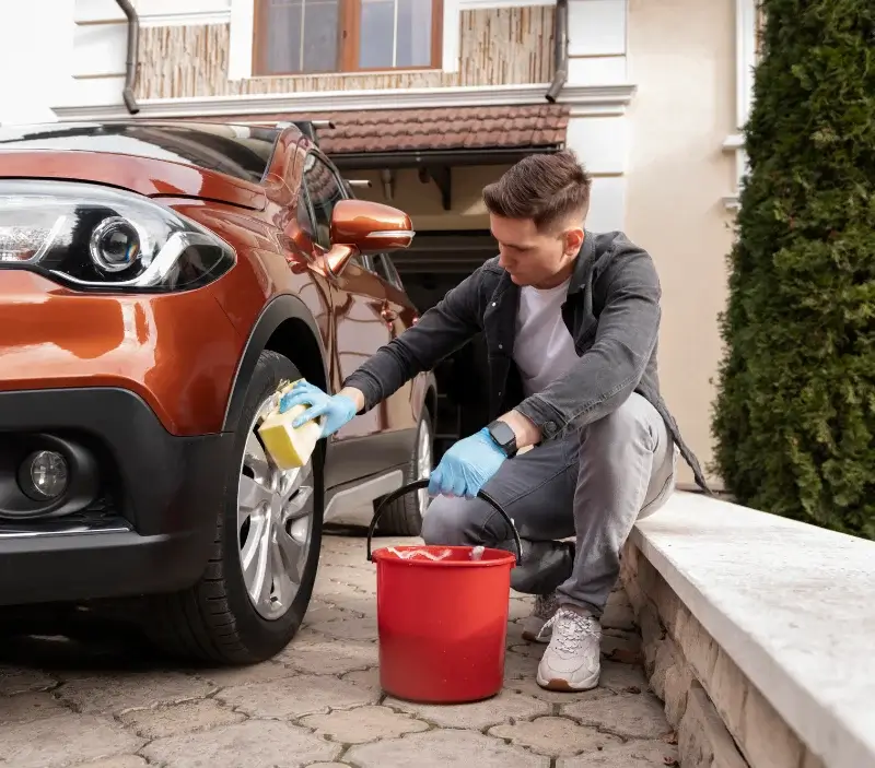 Lavage auto à domicile Sotteville-lès-Rouen : professionnel intervenant sur un véhicule